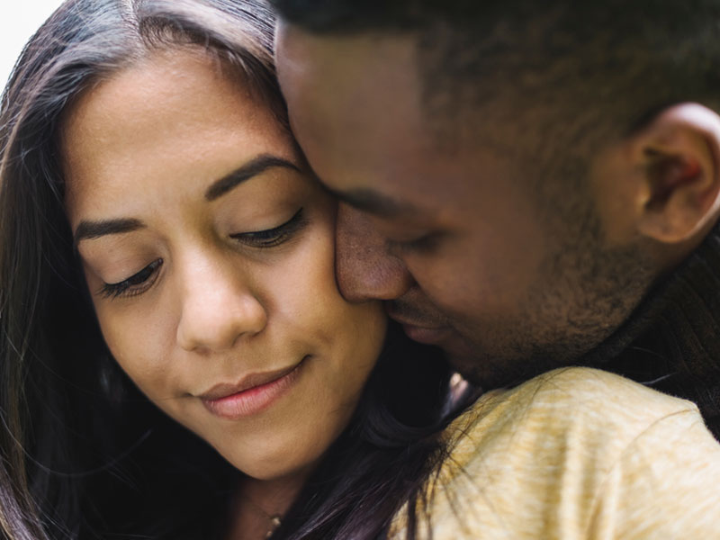 A man in his 30s dating and woman and trying to avoid common dating mistakes.