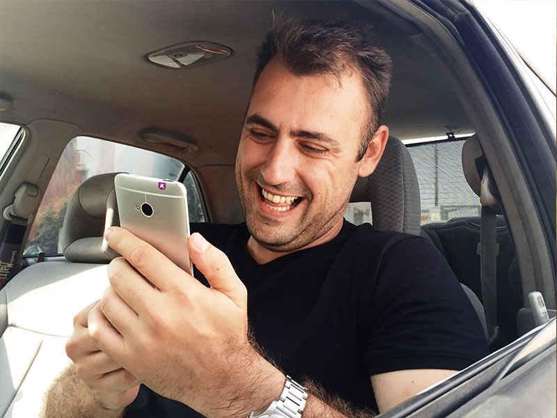 A man being polite and messaging a woman back right away while online dating.