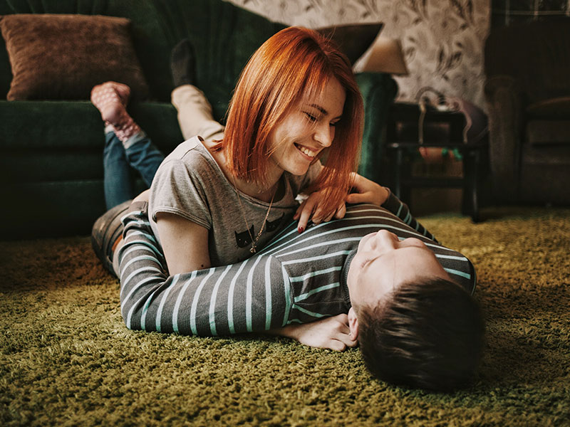 A guy wondering what he should do when she says I love you, looking into his girlfriend's eyes and thinking.