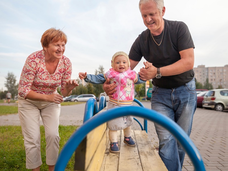 Challenges and tips for dating a single mom, offering support and advice on Zoosk.