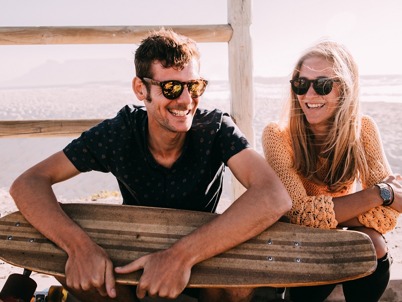 couple at the beach enjoying casual dati