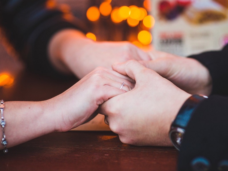 couple-holding-hands-with-their-emotionally-unavailable-partner