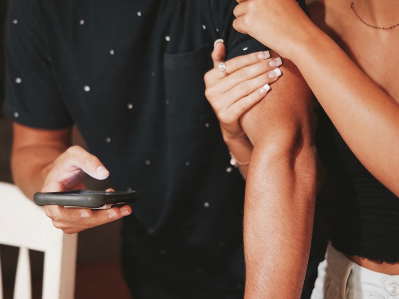 couple-looking-at-i-love-you-text-messages