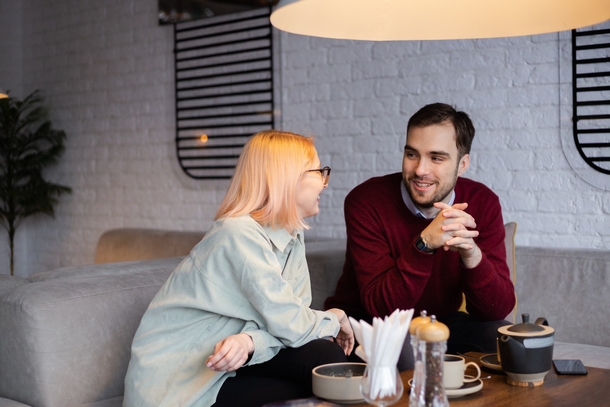 attractive couple in a café on a date laughing and keeping conversation going